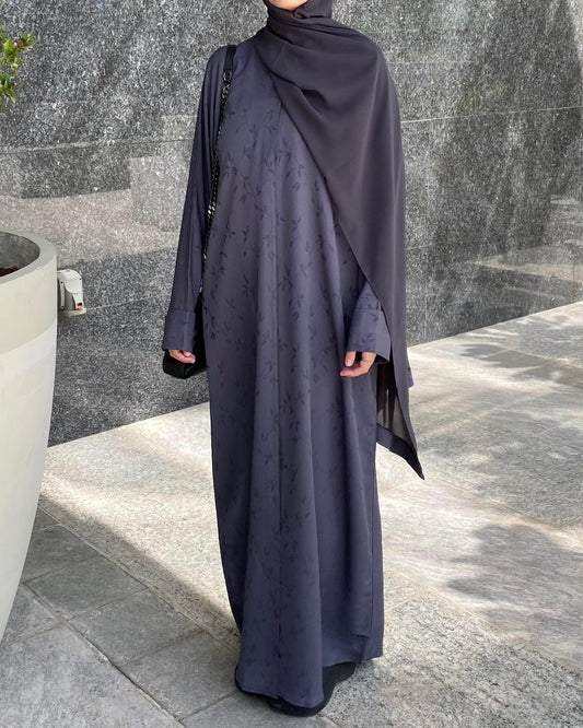 Comment Porter une Abaya avec Style : Guide et Conseils Mode