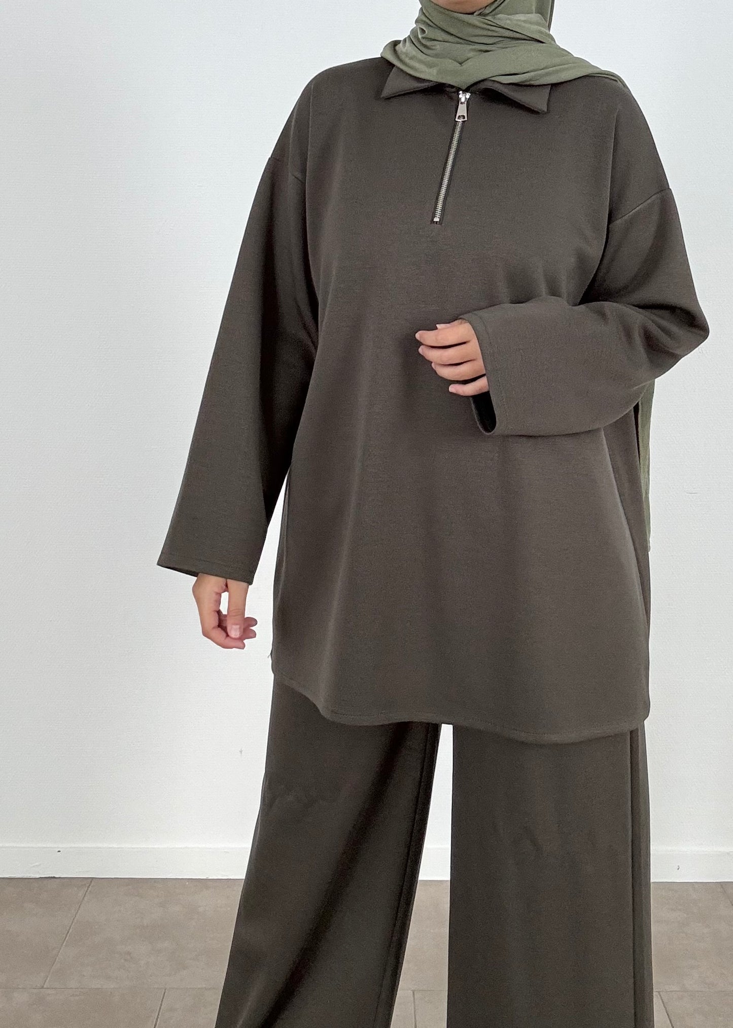 طقم رياضي باللون الكاكي