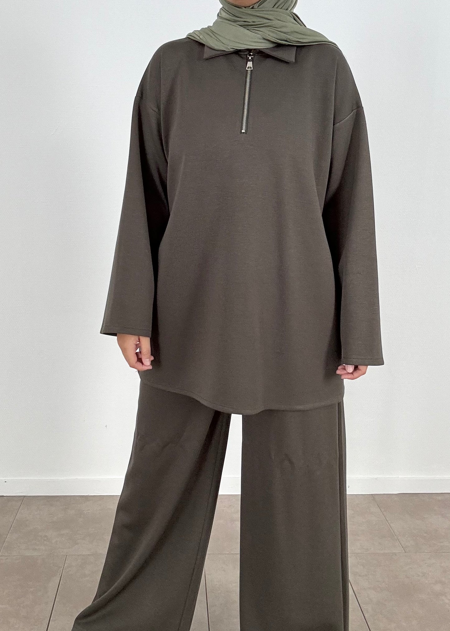 طقم رياضي باللون الكاكي
