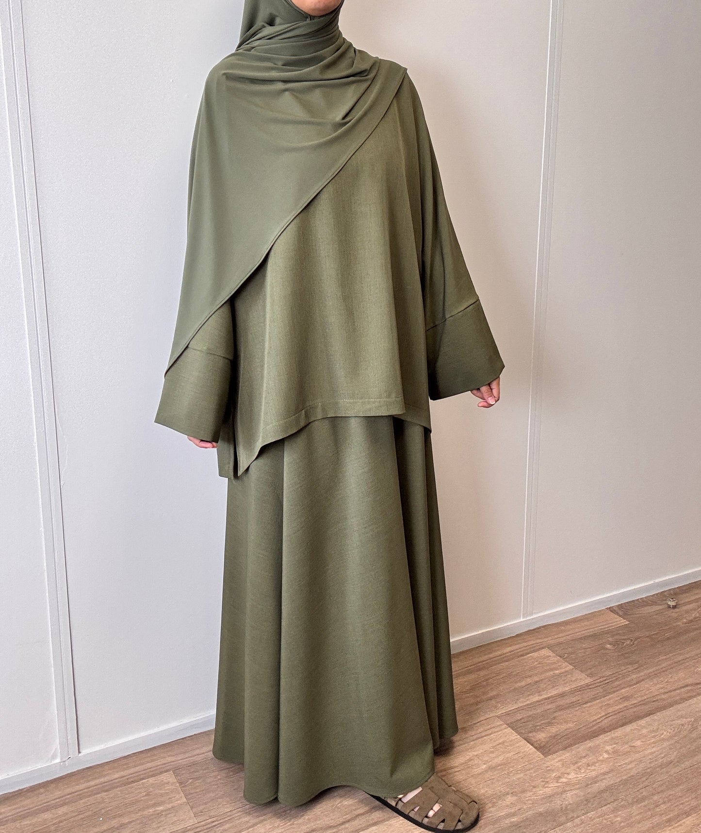 طقم كاكي مع تنورة واسعة