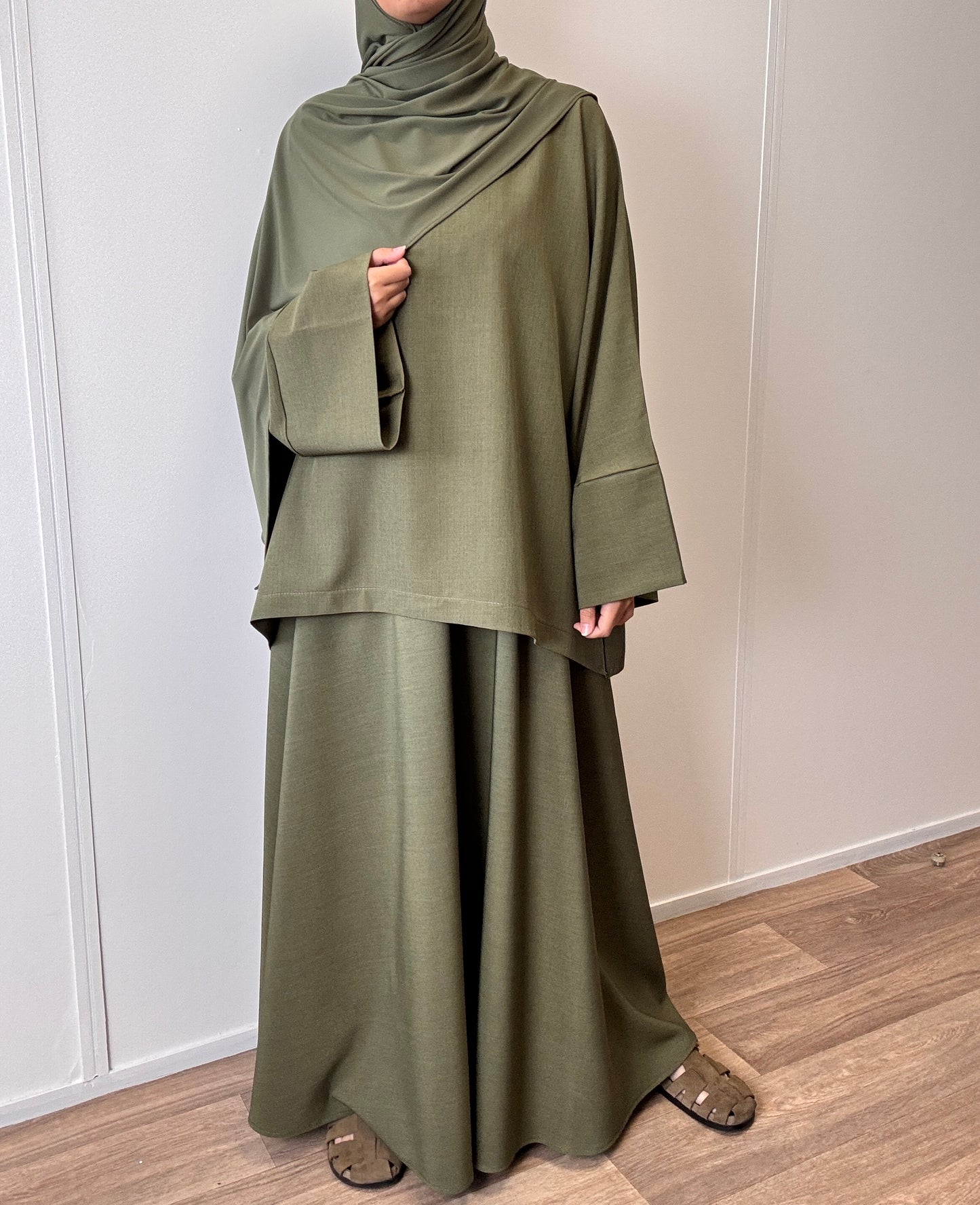 طقم كاكي مع تنورة واسعة