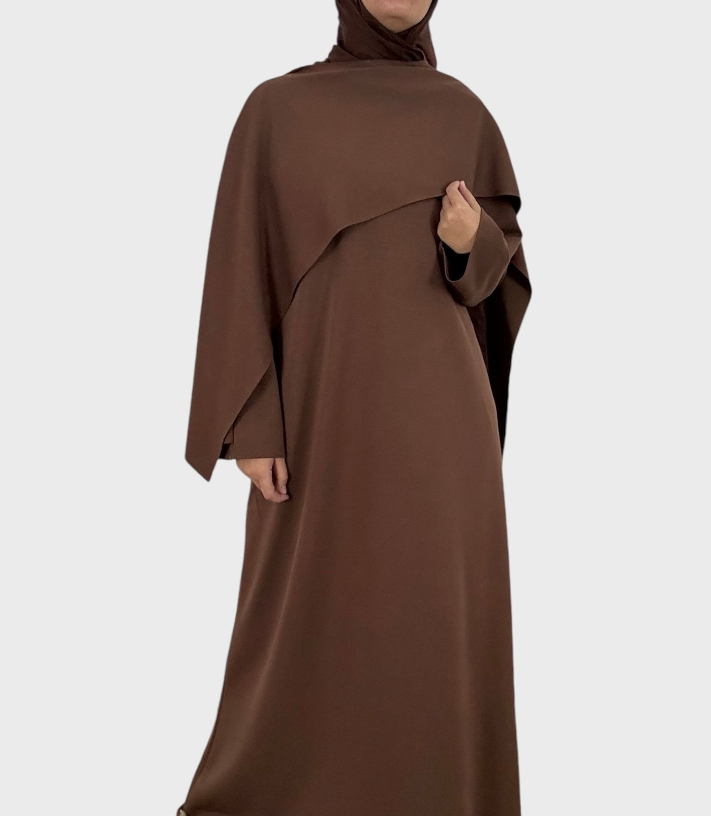 عباية بنية اللون مع طوق وشاح