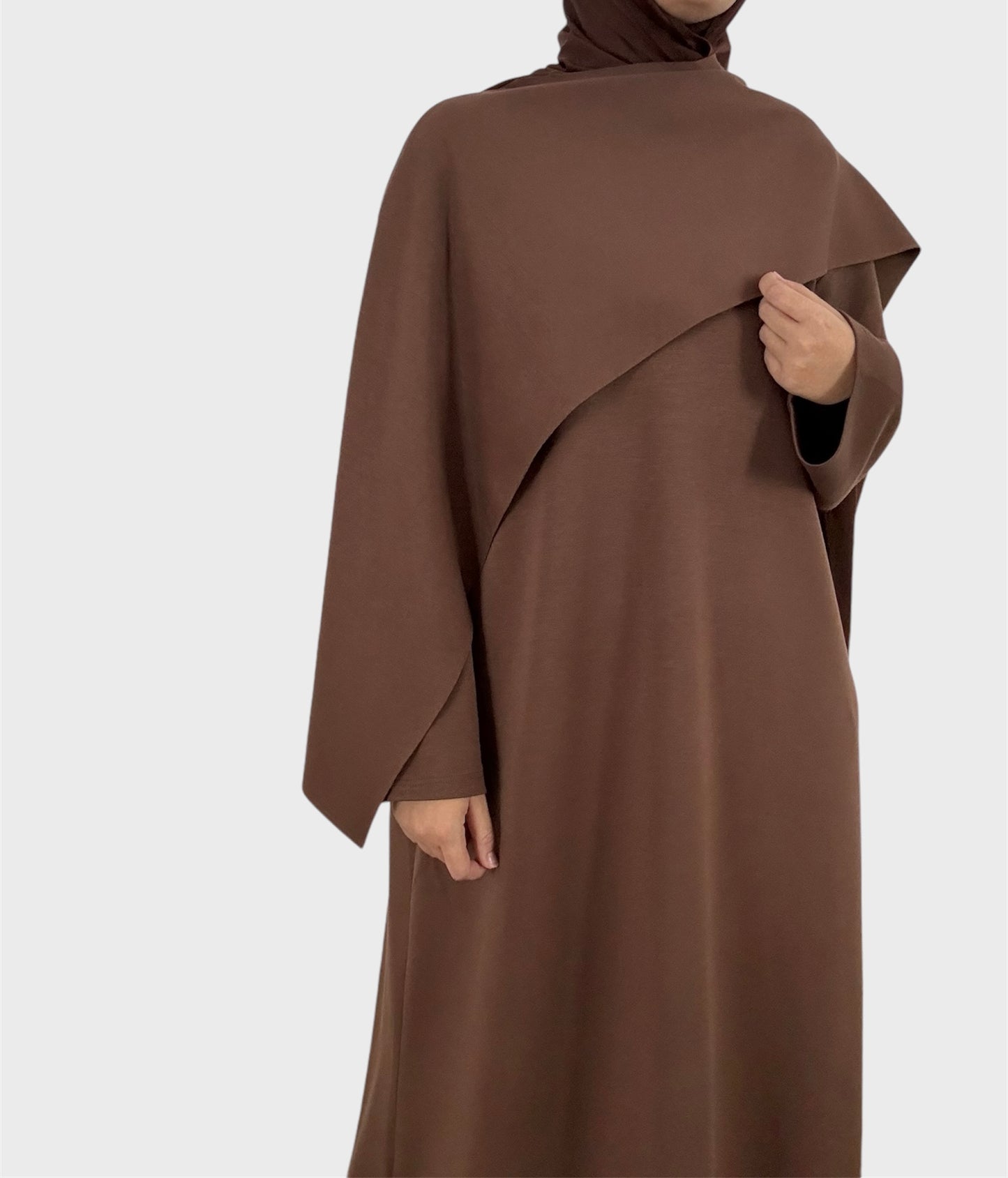 عباية بنية اللون مع طوق وشاح
