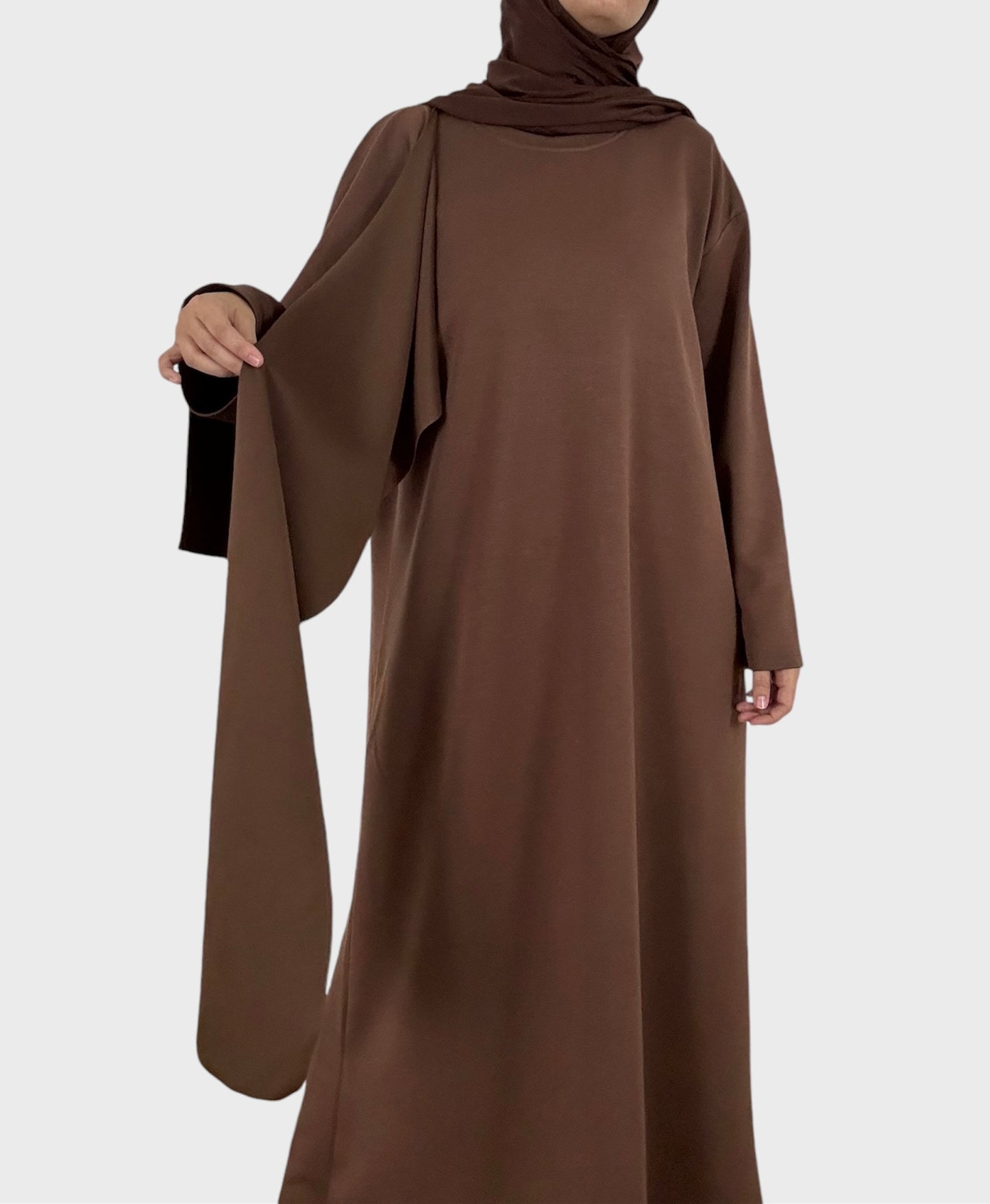 عباية بنية اللون مع طوق وشاح