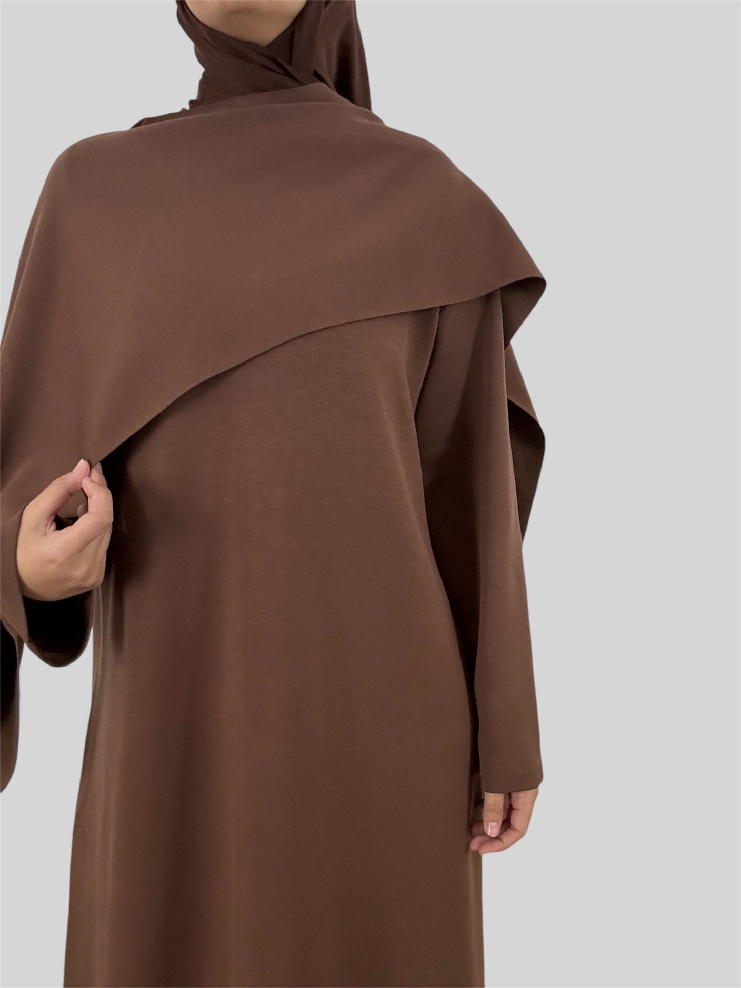 عباية بنية اللون مع طوق وشاح