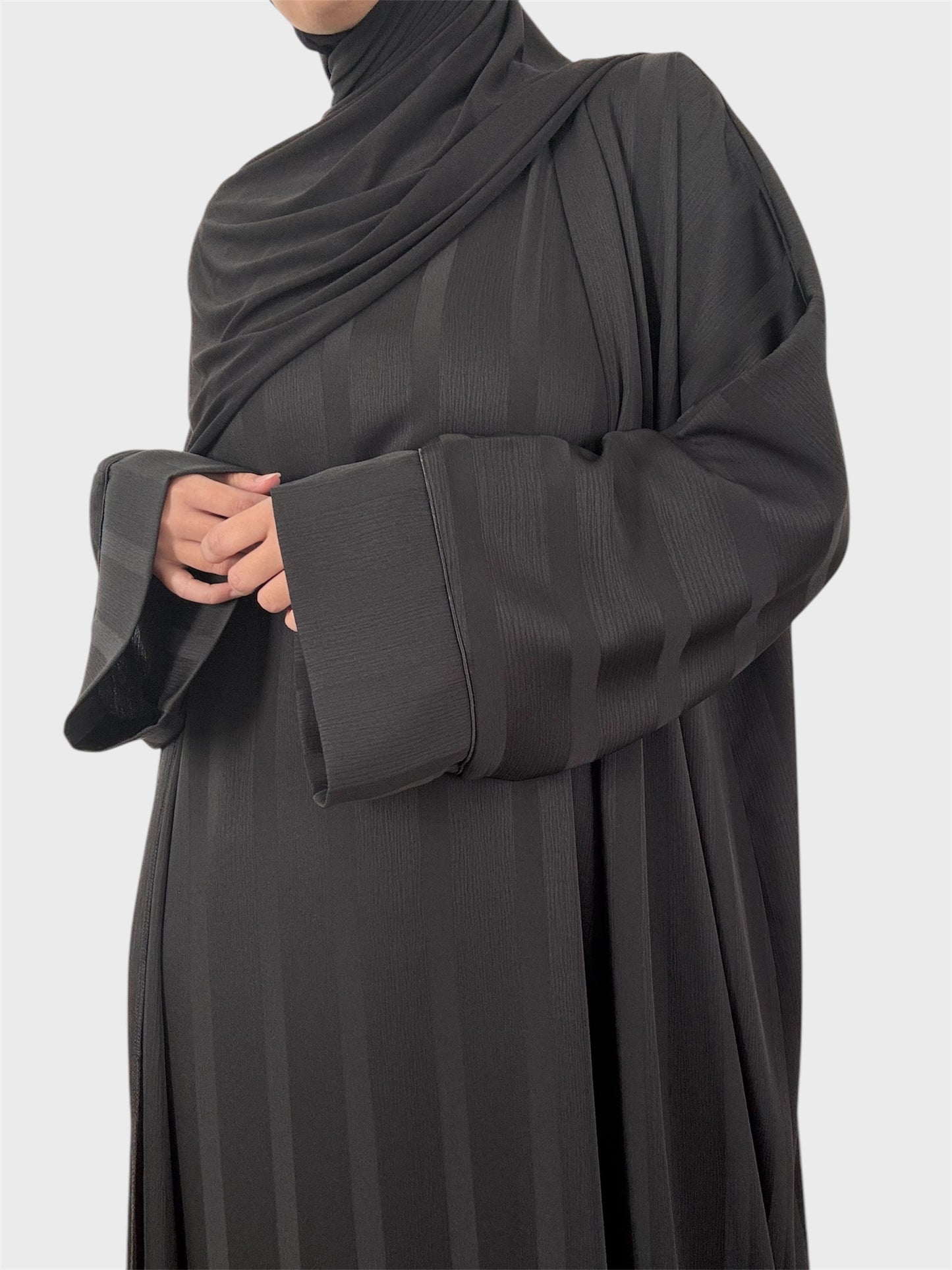 طقم ساتان أسود