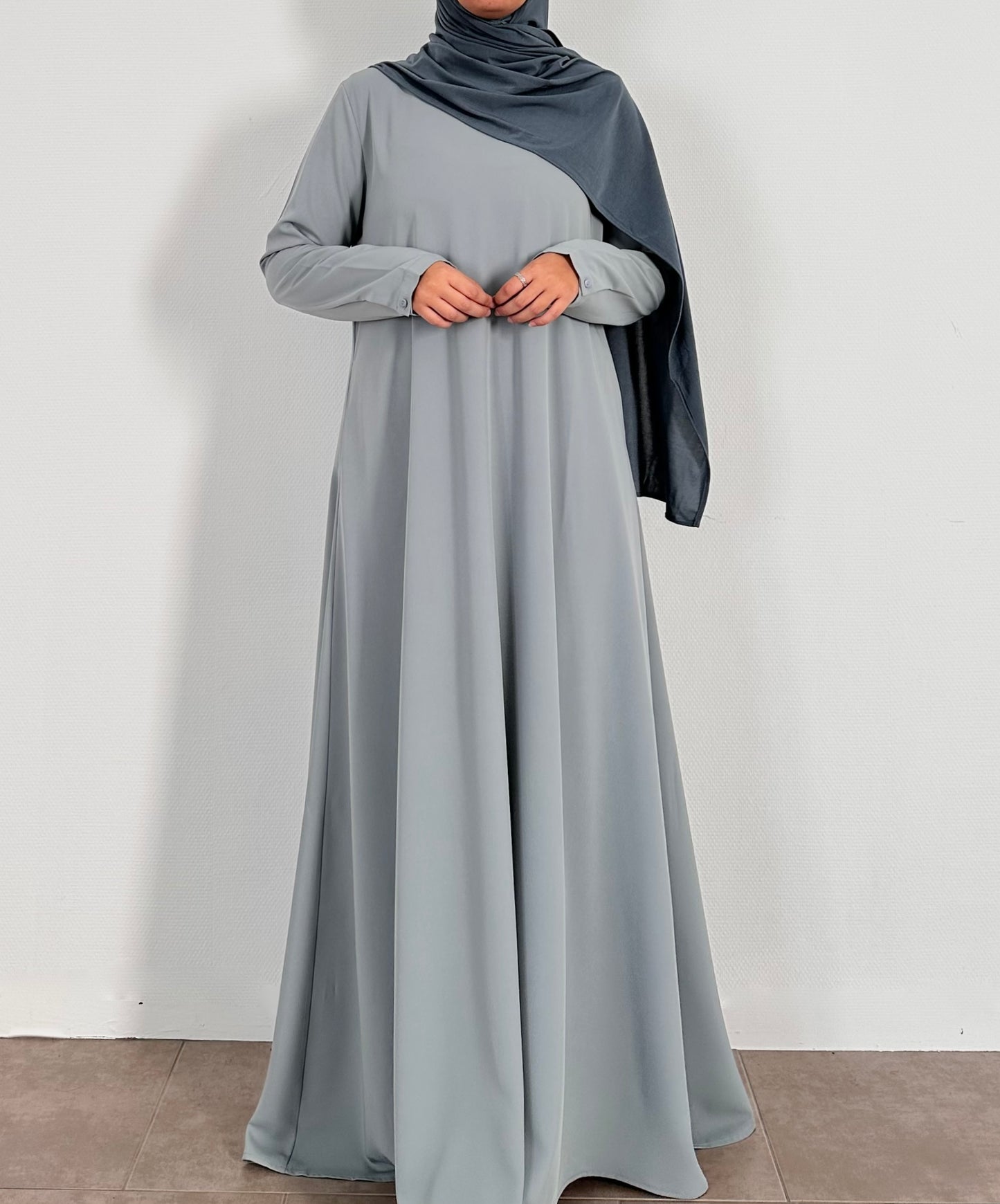 عباية زرقاء واسعة