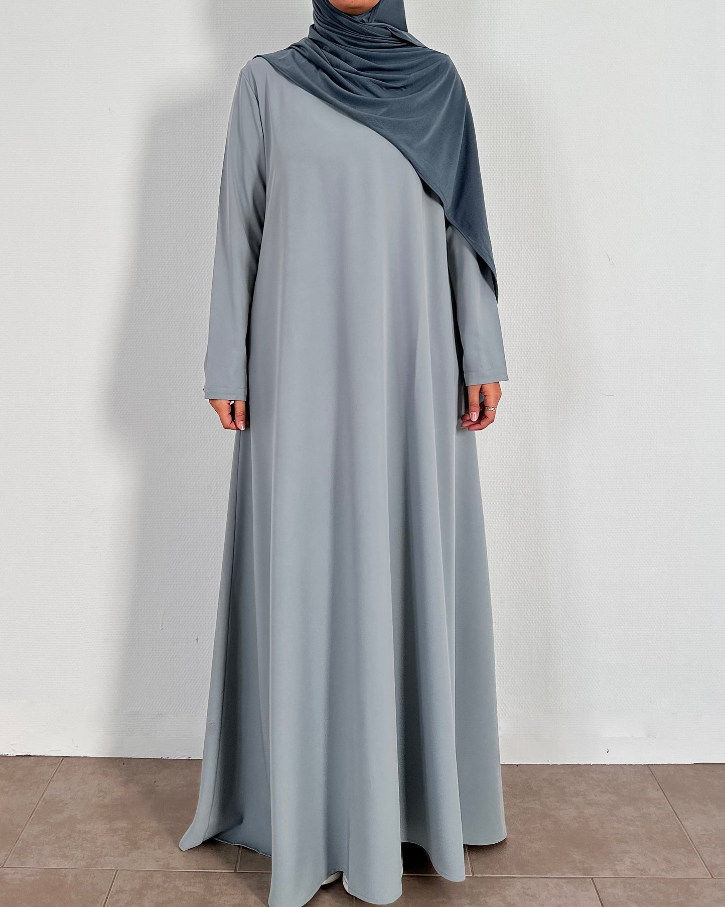 عباية زرقاء واسعة