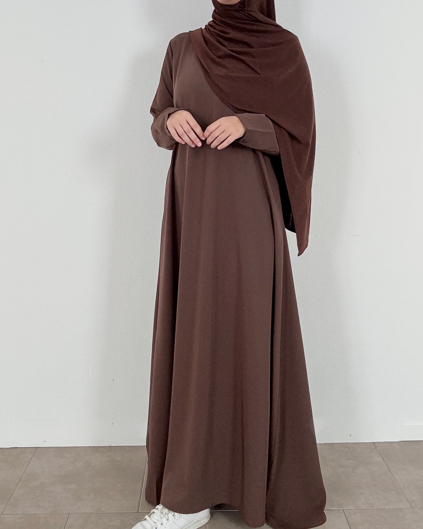 عباية بنية واسعة