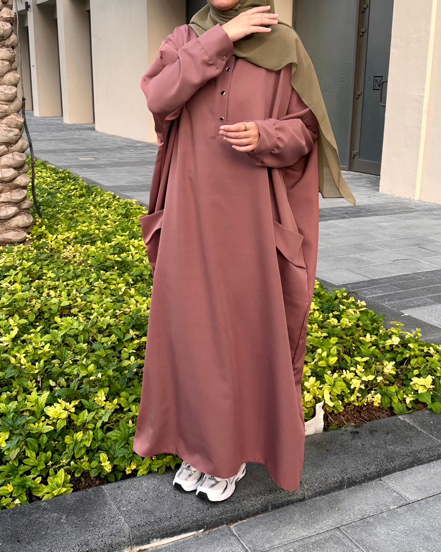 عباية بنية فضفاضة