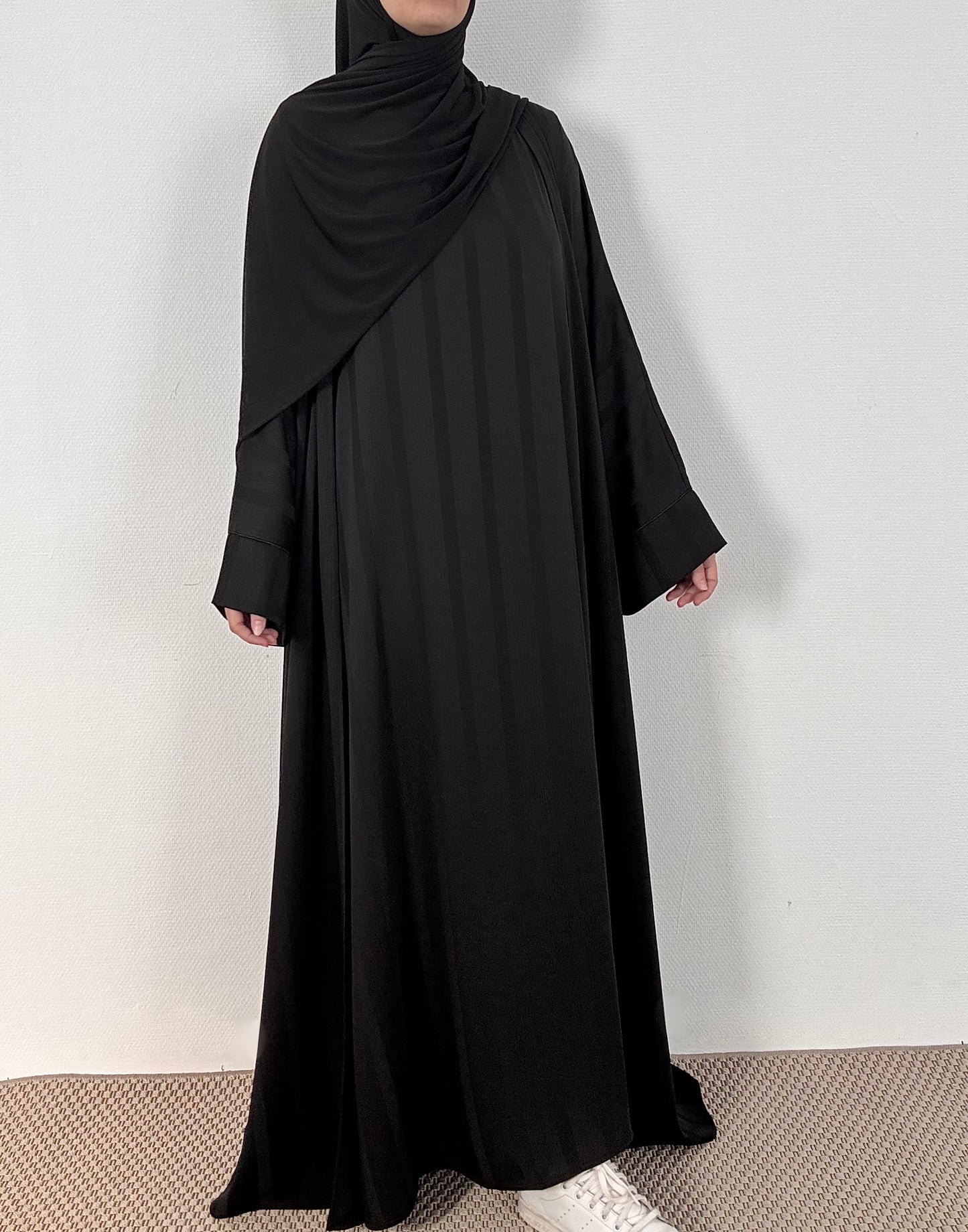 طقم ساتان أسود