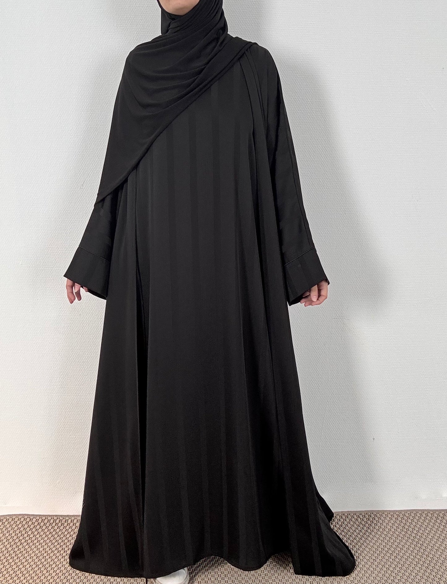طقم ساتان أسود
