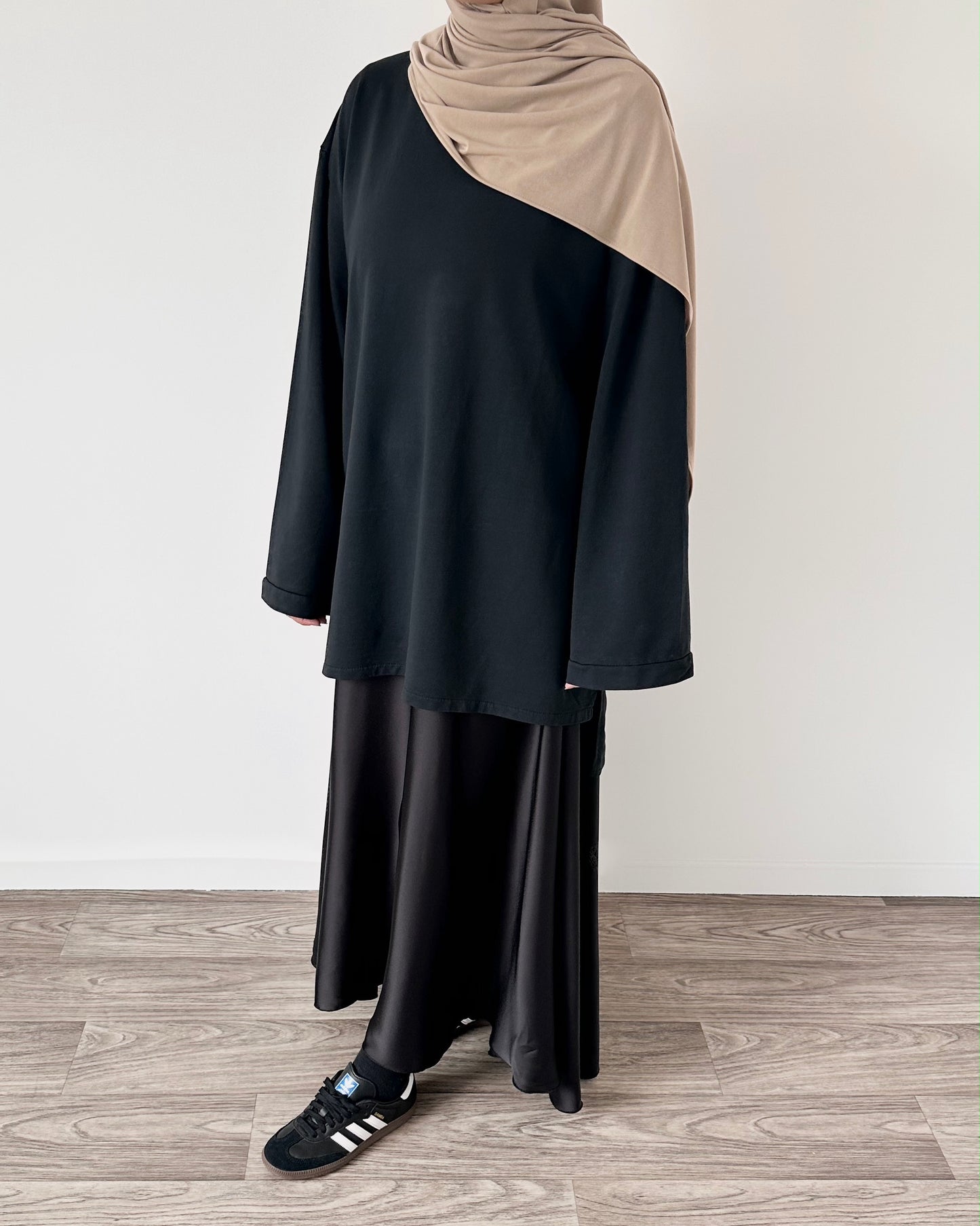 تنورة ساتان سوداء