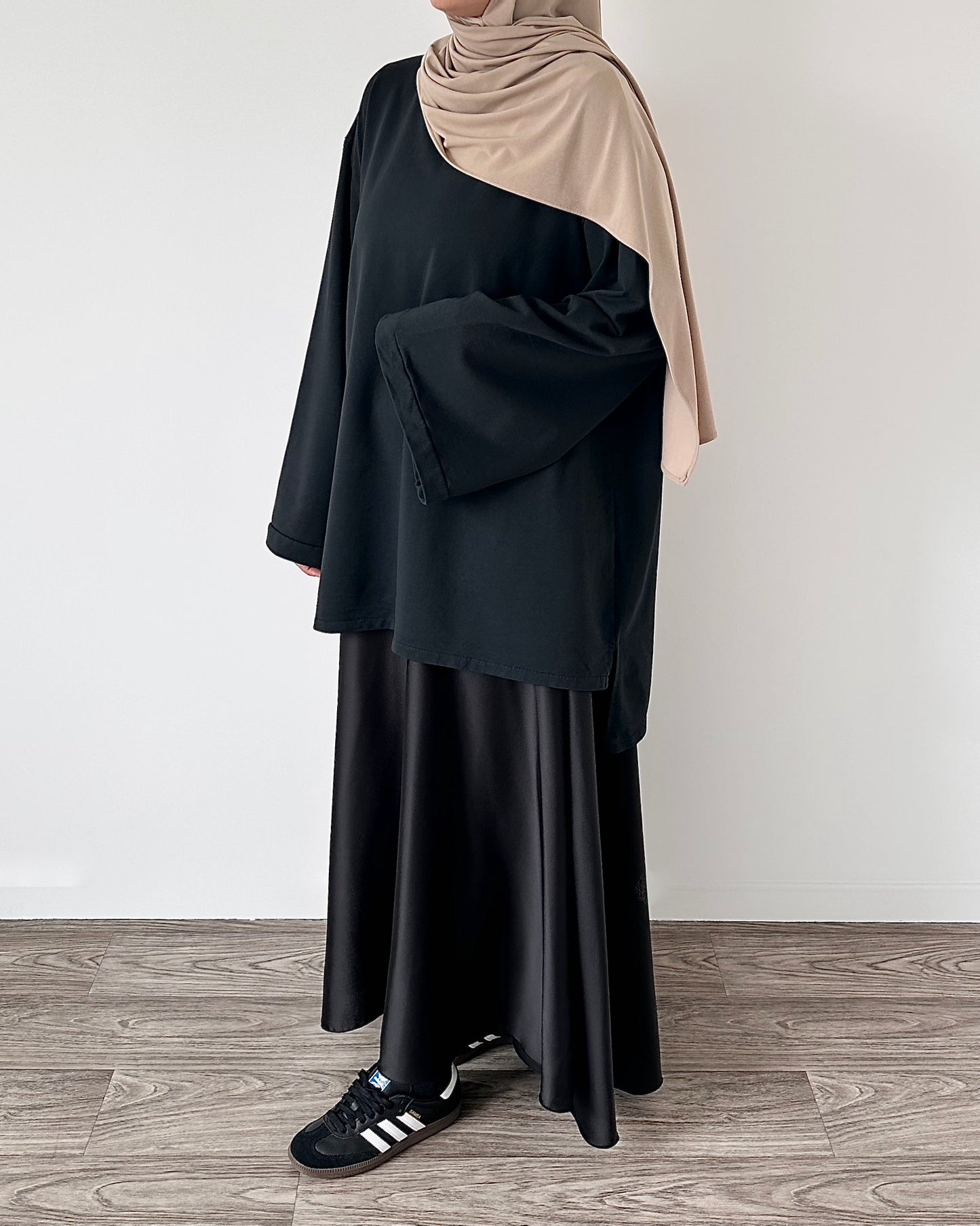 تنورة ساتان سوداء