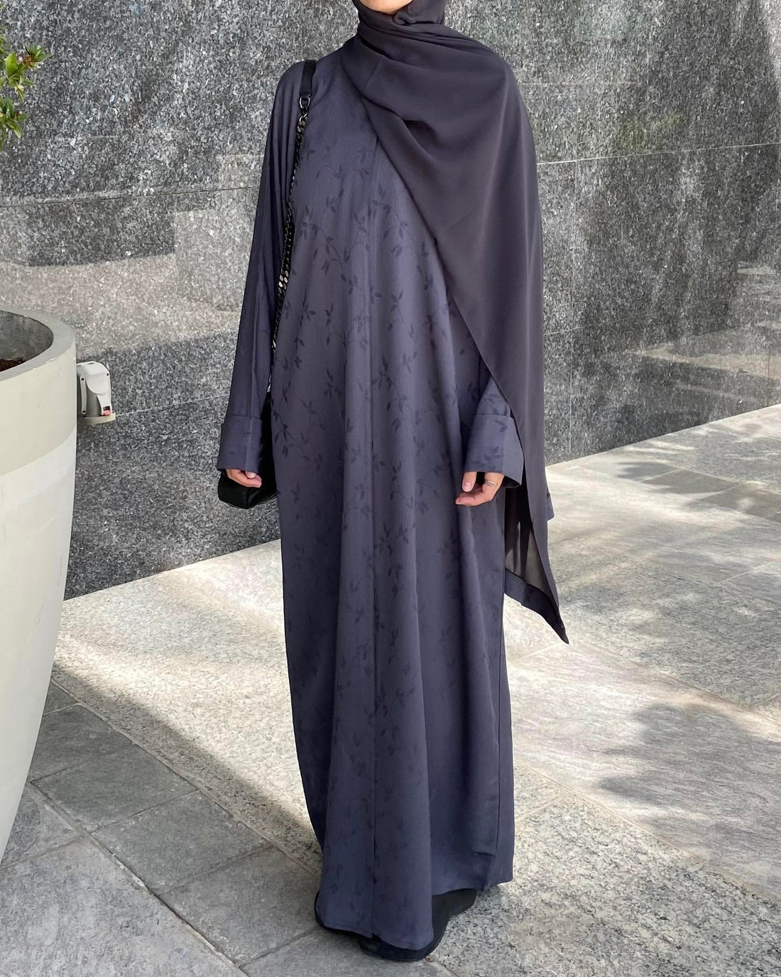 How to Wear an Abaya with Style: Fashion Guide and Tips