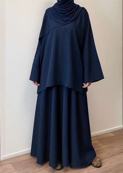 طقم أزرق داكن مع تنورة واسعة