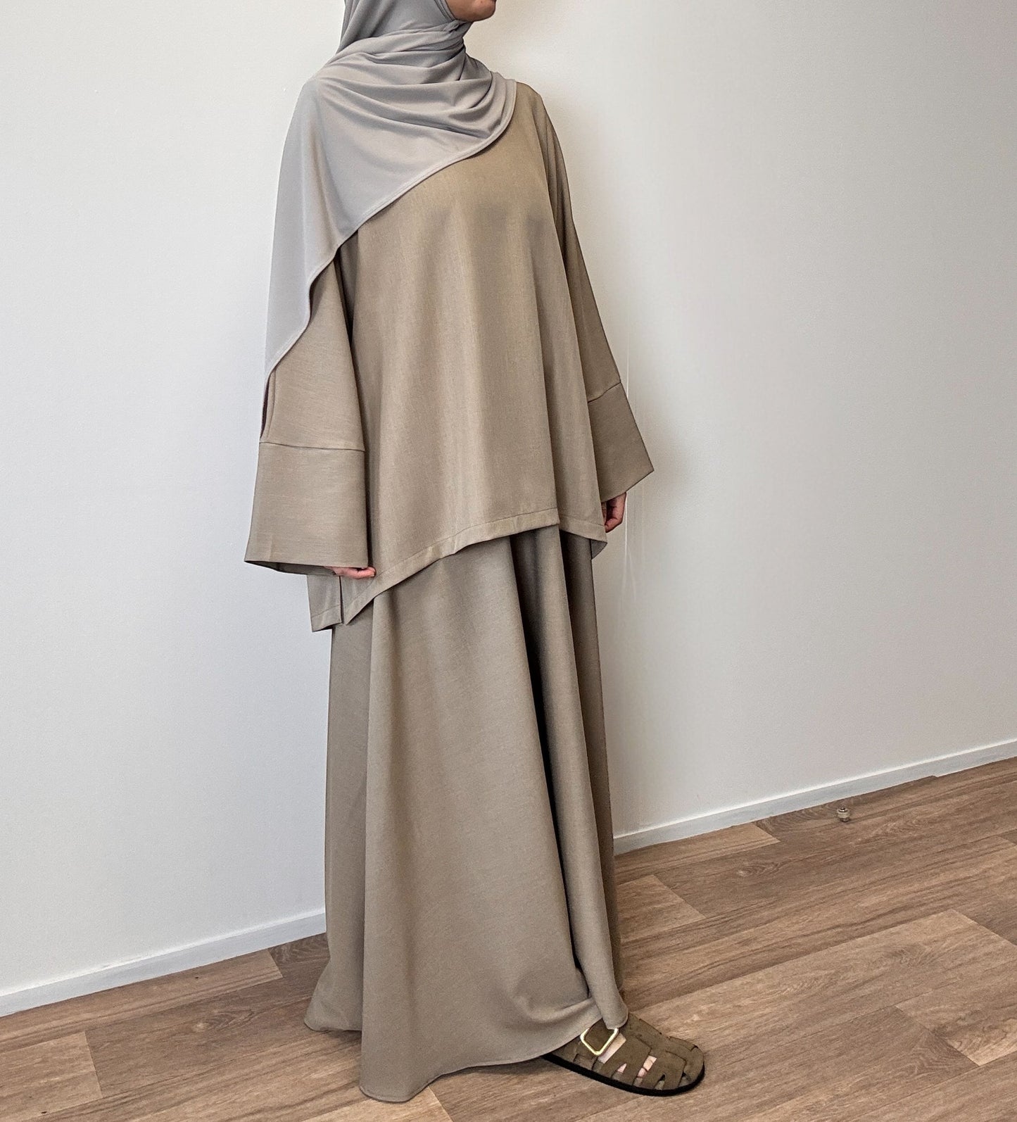 Ensemble taupe avec jupe évasée