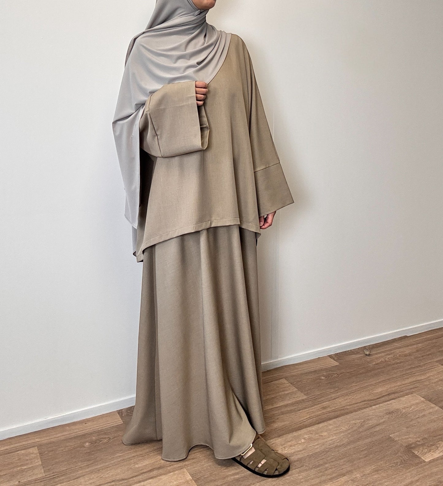 Ensemble taupe avec jupe évasée