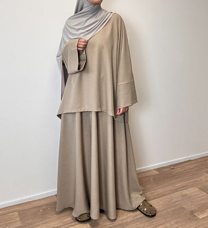 Ensemble taupe avec jupe évasée