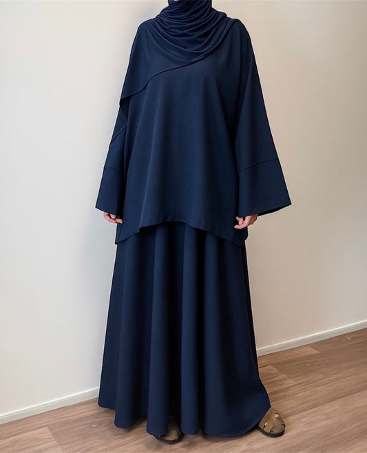 طقم أزرق داكن مع تنورة واسعة